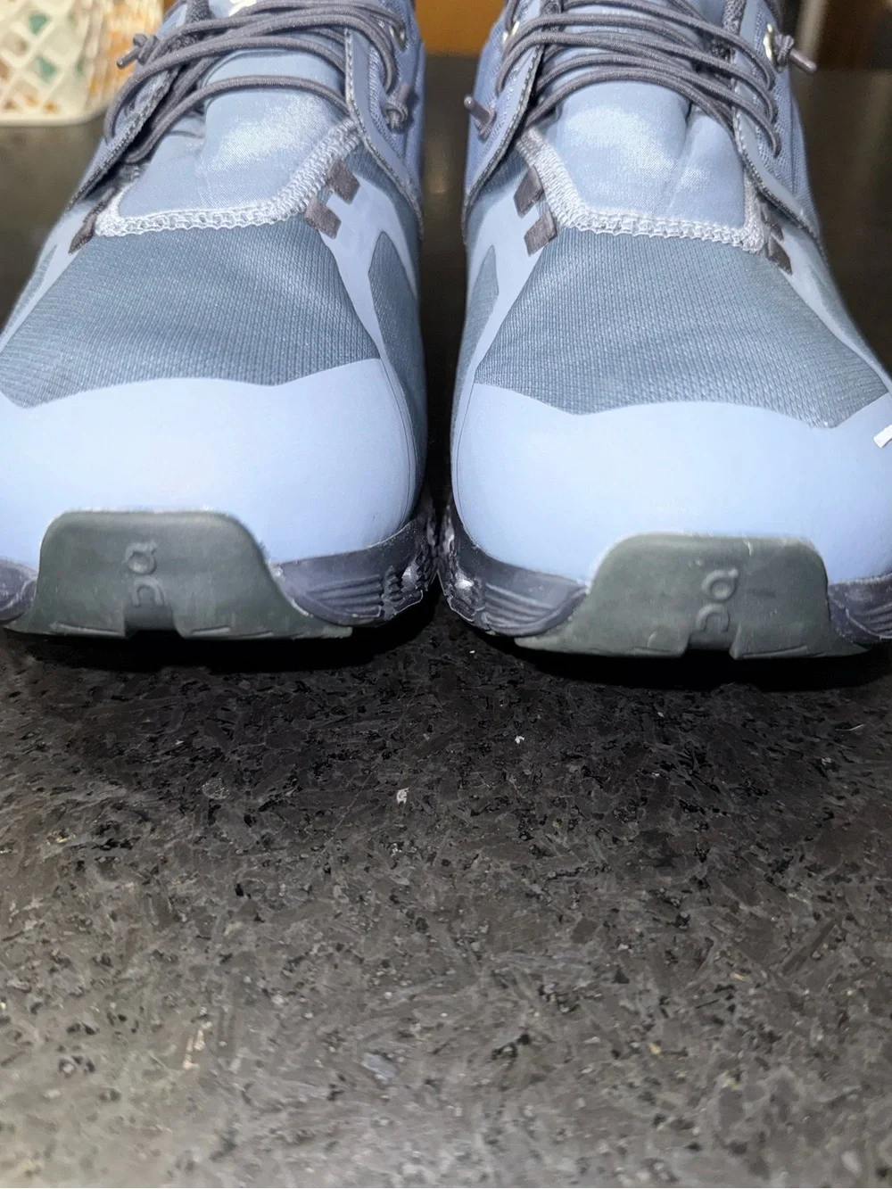 ON CLOUD 5 WATERPROOF ATHLETIC SNEAKERS METAL/NAVY BLUE WORN A FEW HOURS SZ 10